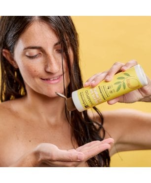 ragazza con shampoo salvia bio e limone