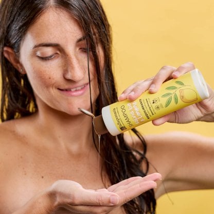 ragazza con shampoo salvia bio e limone